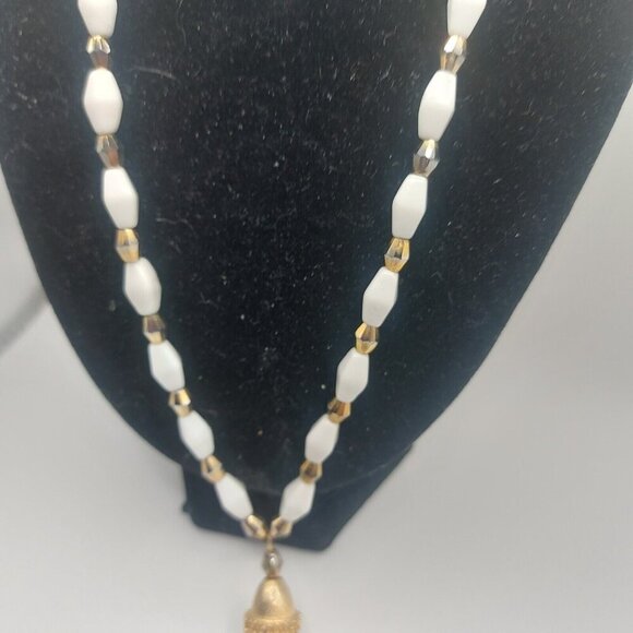 Signed Crown Trifari Rare Milk Glass Lariat Necklace Rare design on beads - Picture 5 of 7